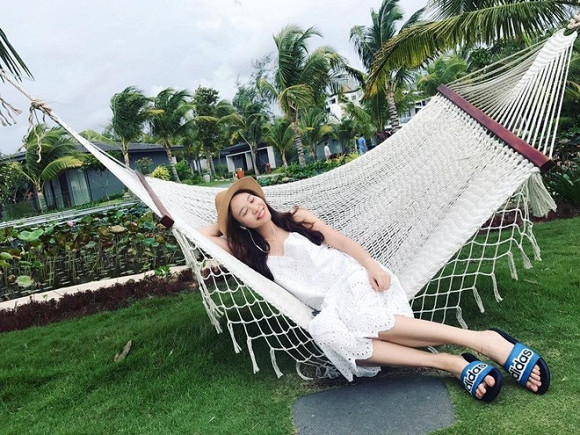 Đàm Thu Trang cũng rất thích đi dép lê đến từ những thương hiệu như: Dior, Chanel, Adidas... Ảnh: Internet, FB.