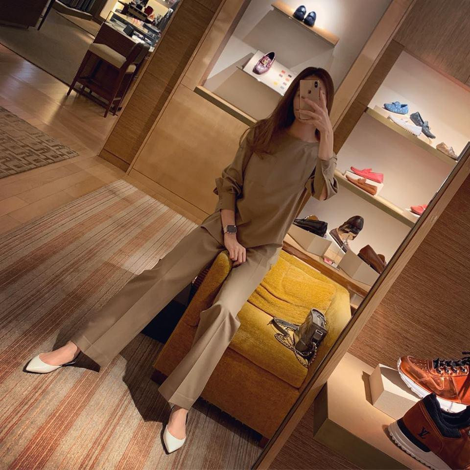 Tuy sử dụng những thiết kế giày dép bệt đơn giản và tiện lợi, nhưng tất cả item mà bà xã Cường Đô La sở hữu, đều đến từ nhiều thương hiệu thời trang nổi tiếng trên thế giới như: Dior, Chanel, Hermes, Gucci...