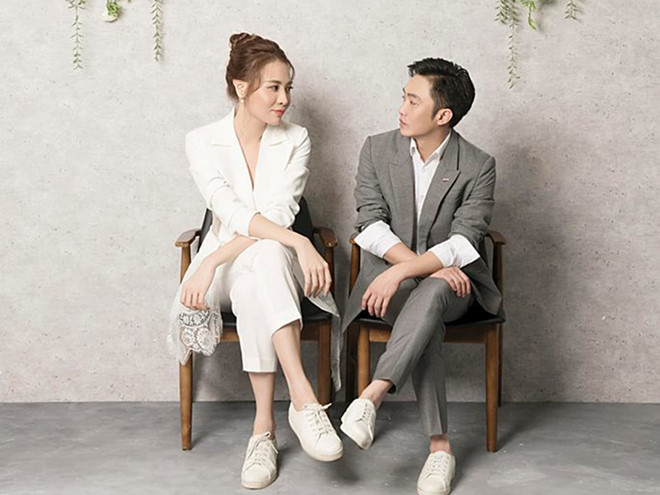 Dù sắc vóc vượt trội nhưng Đàm Thu Trang sẵn sàng từ bỏ giày cao gót, chuyển sang diện giày đế bệt để song hành cùng người chồng bé nhỏ, Cường Đô La.