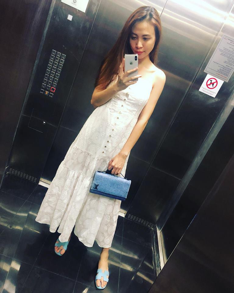 Cô cũng tậu đôi dép bệt màu xanh bạc hà mát lạnh.