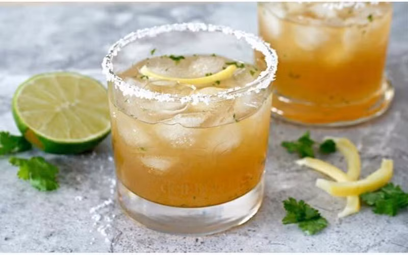 Ngậm nước chanh muối: Trộn thìa muối với nước chanh, ngậm trong vài phút, sau đó súc miệng sạch với nước lọc. Thường xuyên thực hiện mẹo này, chắc chắn các mảng ố vàng trên thân răng sẽ từng bước được làm sạch. 