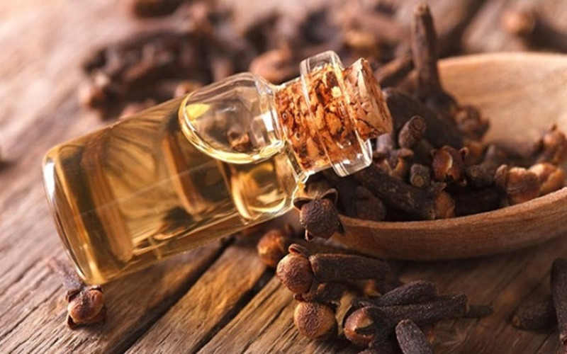 Dầu đinh hương cũng có khả năng làm sạch các mảng bám, tiêu diệt vi khuẩn và đặc biệt là bảo vệ sức khỏe cho nướu. Do vậy, bạn có thể thêm vài giọt dầu đinh hương vào kem đánh răng Sau một thời gian, bạn sẽ lấy lại màu răng sáng.