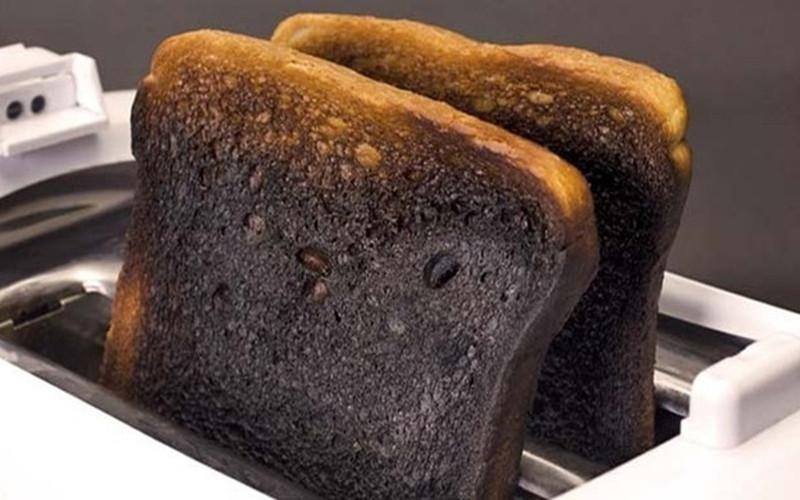 Bánh mì cháy: Khi bánh mì được nướng cháy đen sẽ đọng lại carbon - chất có tác dụng như than hoạt tính giúp làm trắng răng nhanh chóng. Sau khi nướng bánh mì cháy đen, dùng dao cạo lớp cháy rồi nghiền nát và trộn chung với kem đánh răng và xúc miệng sạch với nước.