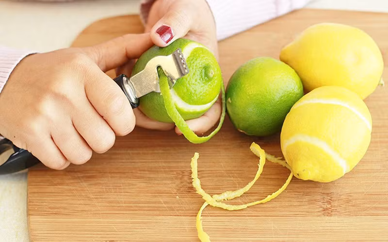 Vỏ chanh là liệu pháp tẩy trắng răng đơn giản được nhiều người sử dụng. Bạn dùng mặt trong của vỏ chanh để chà sát vào bề mặt răng. Kiên trì thực hiện nhiều lần và đều đặn trong khoảng 2 tuần là bạn sẽ thấy rõ kết quả.