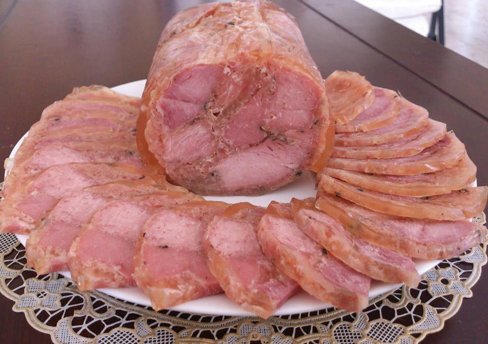 Giò nghé là món đặc sản nổi tiếng của Đồ Sơn, được chế biến đặc biệt từ thịt nghé tươi ngon cùng với các gia vị đi kèm không thể thiếu. Khác với những món đặc sản khác, món ăn này chỉ có trong Tết.