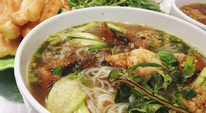 Bún cá là món ăn dân dã ở Hải Phòng mà bạn không nên bỏ qua khi đi du lịch Đồ Sơn. Bún cá ở đây không chỉ có những nguyên liệu thông thường mà còn có thêm các nguyên liệu khác nữa làm cho món ăn thêm phần hấp dẫn như dạ dày cá, da cá, trứng cá…