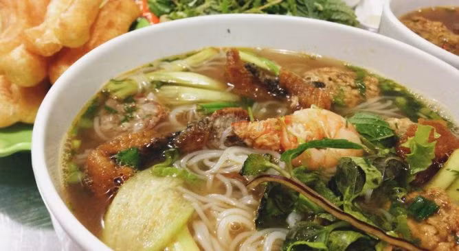 Bún cá là món ăn dân dã ở Hải Phòng mà bạn không nên bỏ qua khi đi du lịch Đồ Sơn. Bún cá ở đây không chỉ có những nguyên liệu thông thường mà còn có thêm các nguyên liệu khác nữa làm cho món ăn thêm phần hấp dẫn như dạ dày cá, da cá, trứng cá…