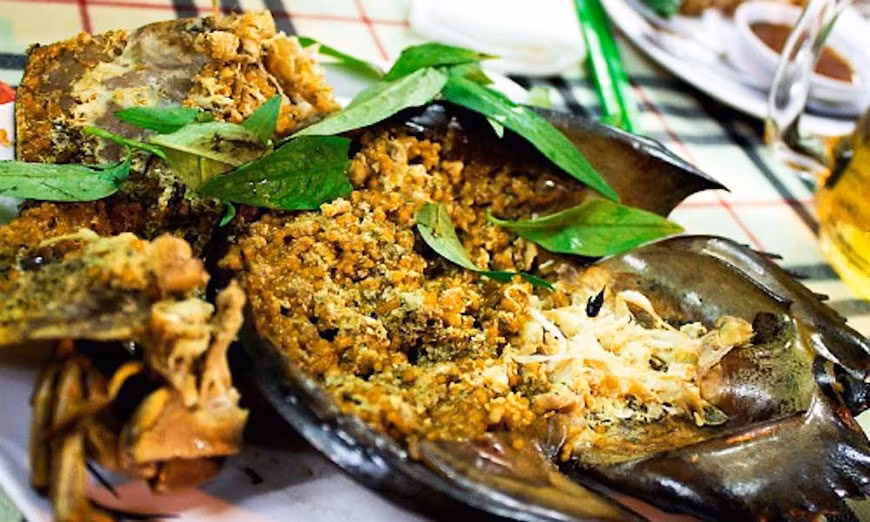 Sam 7 món: Là món ăn đặc trưng mang hương vị biển, vừa ngon, vừa độc đáo, có nguồn gốc biển cả tự nhiên nên Sam 7 món luôn đảm bảo độ tươi sống. Đúng như tên gọi, sam sẽ được chế biến thành nhiều món ăn khác nhau như: tiết canh, gỏi, chân sam xào chua ngọt, sam sào xả ớt…