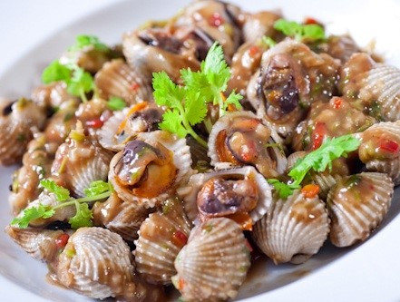 Sò huyết có giá trị dinh dưỡng cao, bổ máu, được chế biến thành nhiều món ăn như sò luộc, sò hấp, bò xào sò huyết, cháo sò huyết...Những món ăn này còn có tác dụng chữa bệnh tốt như tăng huyết áp, suy nhược cơ thể, lao phổi.