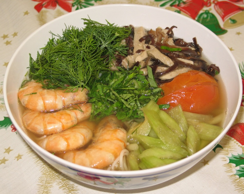 Bún tôm được coi là một món ăn đặc trưng của Hải Phòng. Món bún tôm có vị ngọt từ nước dùng tôm và xương hầm, không chỉ ngon mà còn rất bắt mắt với sắc đỏ cà chua, sắc xanh của rau gia vị và đỏ của tôm.