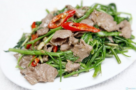 Rau muống xào thịt trâu chọi: Thịt trâu chọi được thái mỏng, rau muống được chần sơ, vớt ra âu nước lạnh. Sau đó xào chung thịt trâu chọi cùng với rau muống trên bếp lửa to. Bạn sẽ được thưởng thức món rau muống xào thịt trâu chọi với thịt mềm và rau xanh và giòn. Hầu hết các du khách đến Đồ Sơn đều phải tìm và thưởng thức món ăn này.