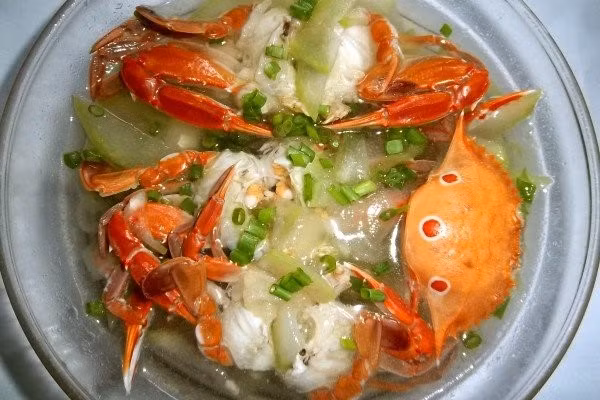 Ghẹ nấu bầu là món đặc sản Đồ Sơn ngon xuất sắc khiến du khách khó cưỡng lại khi đến với vùng đất này. Món ăn rất giàu canxi, magie và omega 3. Món ăn thanh mát, ngọt dịu của ghẹ và bầu hòa quyện cùng nhau.