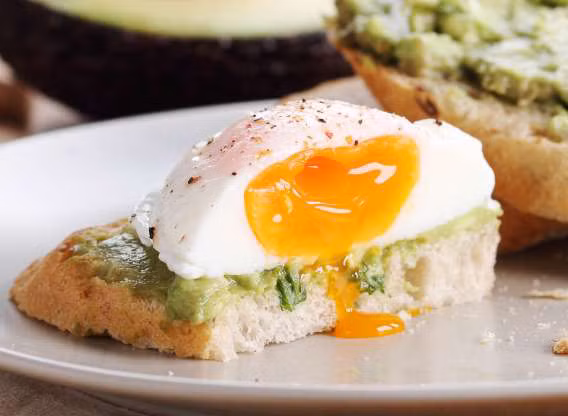 Lòng trắng trứng gà chứa choline - chất dinh dưỡng thiết yếu cho hoạt động trao đổi chất cũng như hỗ trợ giảm cân. Hoàn toàn không phải ý tưởng tồi nếu bạn đưa món trứng vào thực đơn hàng ngày để duy trì cân nặng lý tưởng.