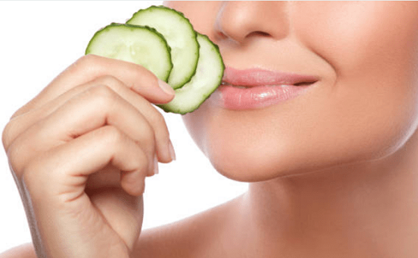Dưa chuột giúp chống lại tình trạng khô môi và đem lại bề mặt mềm mại hơn. Bạn có thể sử dụng dưa chuột thái lát mỏng, massage đôi môi hoặc ép dưa chuột, thoa nước lên môi chừng 15 phút.