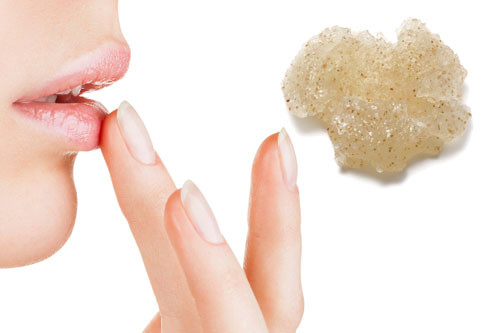 Đường và mật ong: Đường nâu và mật ong đều là những thành phần tuyệt vời để tẩy da chết cho đôi môi. Loại bỏ các tế bào da chết trên môi sẽ giúp tạo độ mềm mại và giữ màu môi trong thời gian dài.