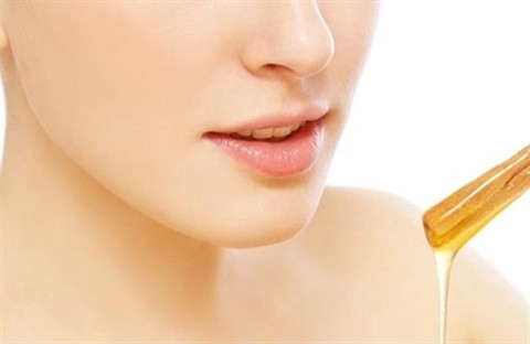 Mật ong: Nếu bạn ngại chế các loại mặt nạ môi, bạn có thể dùng mật ong bôi trực tiếp lên môi để tạo độ mềm và dưỡng ẩm. Chỉ sau một lần đắp, bạn sẽ cảm nhận được điều khác biệt. Ảnh: Internet.
