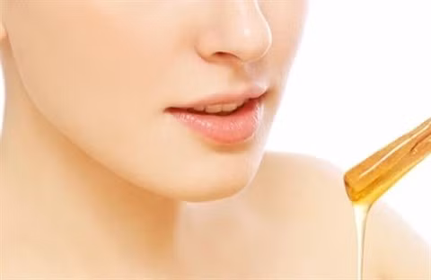 Mật ong: Nếu bạn ngại chế các loại mặt nạ môi, bạn có thể dùng mật ong bôi trực tiếp lên môi để tạo độ mềm và dưỡng ẩm. Chỉ sau một lần đắp, bạn sẽ cảm nhận được điều khác biệt. Ảnh: Internet.