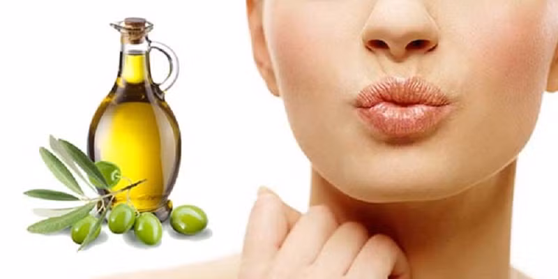 Dầu ô liu: Thành phần gồm 2 giọt dầu ô liu, 1 muỗng thìa cà phê mật ong, 1 viên vitamin E. Cách làm: Trộn dầu ô liu, mật ông và lấy khoảng 2 giọt vitamin E (lấy trong viên nang) và trộn kỹ. Sau đó, dùng hỗn hợp này bôi một lớp dày lên môi để khoảng 15 phút và rửa sạch. Duy trì mặt nạ này 1,2 lần/tuần, bạn sẽ có đôi môi mềm mại, chấm dứt hẳn tình trạng nứt nẻ.