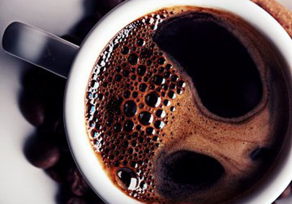 Cà phê và soda: Uống nhiều hơn hai cốc cà phê hoặc nước ngọt mỗi ngày có thể khiến da bị xỉn màu, khô và trông già hơn tuổi. Giống như cồn, caffeine cũng là một chất lợi tiểu khiến bạn đi vệ sinh nhiều hơn, dẫn đến mất nước trên toàn cơ thể và đặc biệt là da.