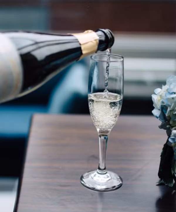 Đồ uống có cồn: Uống quá nhiều đồ uống có cồn một lúc có thể có hại cho làn da của bạn, đặc biệt nếu da bạn thuộc loại da khô. Cồn có vai trò như một chất lợi tiểu, do đó có thể khiến da khô do mất nước, đồng thời góp phần gây lão hóa sớm.