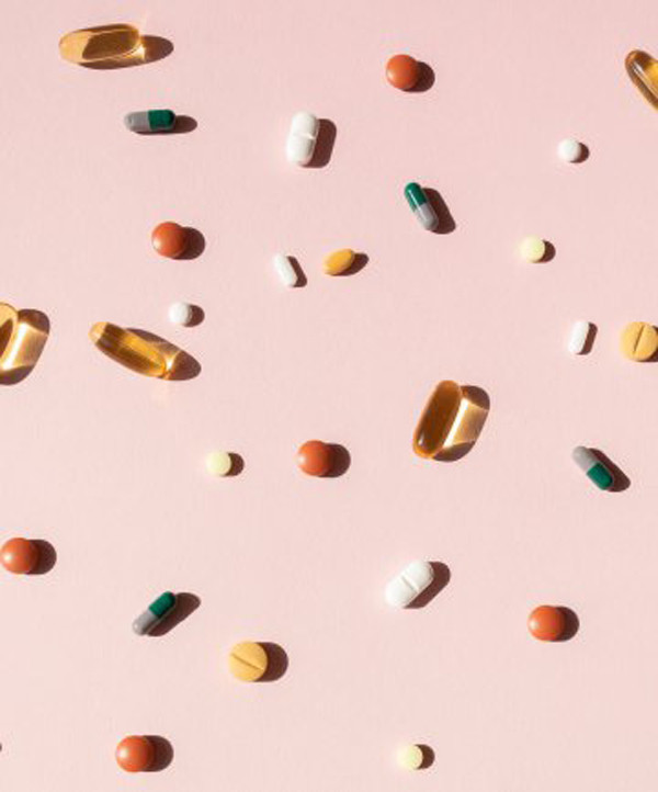 Thực phẩm giàu vitamin A hoặc viên bổ vitamin A: Vitamin A là một chất bổ sung phổ biến trong việc điều trị mụn nhọt. Nó có thể hỗ trợ da mụn bằng cách trung hòa sự tiết dầu, giúp da sạch và cân bằng hơn. Tuy nhiên, quá nhiều vitamin A có thể làm thay đổi thị lực, thay đổi khẩu vị và gây khô da.