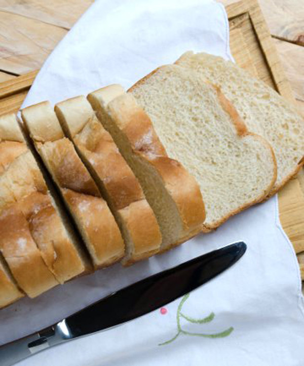 Carbs tinh luyện: Gạo trắng, bánh mì và mì sợi đều là những loại carb có chỉ số đường huyết cao, khiến da khô. Bạn có thể đổi gạo trắng thành gạo nâu, gạo lứt; đổi bánh mì trắng thành bánh mì thô để thấy được sự thay đổi rõ rệt.