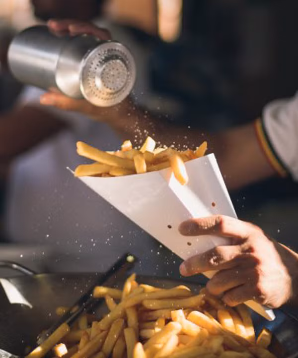 Thực phẩm nhiều muối: Nếu bạn có ý định bỏ thêm muối hoặc bột canh vào tất cả các món ăn, bạn nên suy nghĩ lại. Bởi việc này, có thể khiến da bạn bị khô. Một nghiên cứu cũng cho thấy muối có thể là nhân tố gây ra một số tình trạng sức khỏe như dị ứng hay viêm da.