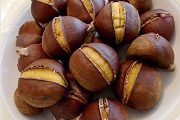 Hạt dẻ Trùng Khánh: Món đặc sản dân dã của núi rừng này chỉ có ở Cao Bằng. Khách du lịch khi đến đây thường nhớ đến hạt dẻ vì nó là một loại quả thơm ngon nhất mà họ từng được thưởng thức. Hạt dẻ có vỏ cứng, dày và có nhiều lông tơ. Có thể đem luộc, hấp hoặc mang vào lò nướng chín, bạn sẽ thấy có hương thơm tự nhiên. Ảnh: Gia đình và Xã hội.