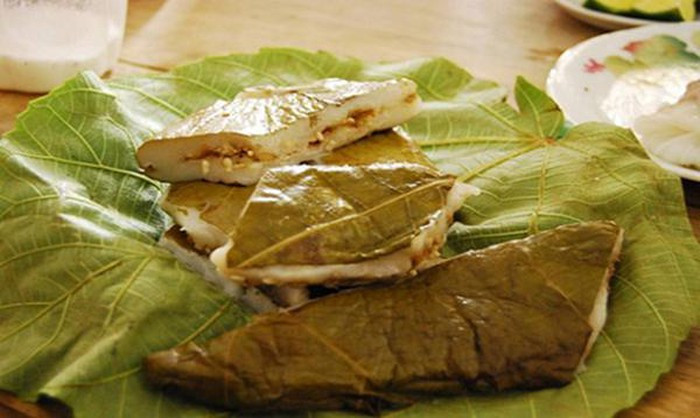 Bánh trứng kiến: Cứ vào khoảng tháng 4, tháng 5 hàng năm, bà con dân tộc Tày tỉnh Cao Bằng lại cùng nhau vào rừng tìm trứng kiến đen về làm bánh Trứng kiến. Bánh Trứng kiến (tiếng Tày gọi là pẻng rày) được làm từ bột nếp, trứng kiến cùng lá non của cây vả. Trứng kiến đen ở rừng Cao Bằng rất mẩy, béo và có hàm lượng đạm cao. Bánh này ăn dẻo, thơm mùi lá vả, béo và ngậy mùi trứng kiến. Ảnh: Lienviettravel.