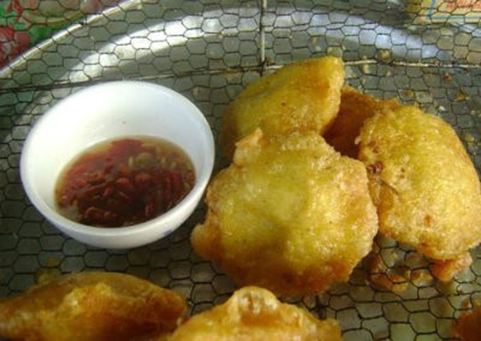 Bánh áp chao: Mùa đông ở Cao Bằng có một món ăn rất đặc biệt là bánh áp chao nóng hổi giúp xua tan đi cái lạnh buốt của miền sơn cước. Nguyên liệu để làm bánh áp chao gồm gạo tẻ, gạo nếp và thịt vịt. Người Cao Bằng thưởng thức món bánh này để cảm nhận cái tình cảm yêu thương lẫn nhau như sự hòa quyện của bột gạo tẻ, gạo nếp và thịt vịt. Ảnh: Internet.