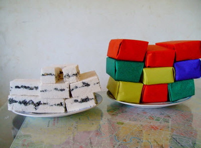 Bánh khảo là một trong những đặc sản nổi tiếng của Cao Bằng được nhiều người ưa thích. Nguyên liệu làm bánh là loại gạo nếp ngon, thơm, hạt tròn mẩy đều. Đường dùng làm bánh khảo thường là đường kính hoặc đường phên. Nhân bánh có vị bùi của lạc, vừng, vị béo ngậy của mỡ lợn. Khi ăn ta cảm nhận được vị ngọt thanh của đường, vị thơm của bột nếp rất đậm đà. Ảnh: Vietq. 