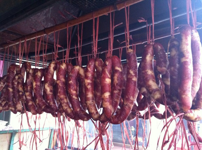 Lạp sườn Cao Bằng có vị ngon đậm đà của thịt nạc vai ướp các loại gia vị, vị chua chua, thơm ngậy của thịt hun khói và lá, quả mác mật, thêm một chút vị thơm của củ gừng núi, dai dai của vỏ lòng non bào mỏng và đặc biệt là không dùng chất bảo quản. Lạp sườn Cao Bằng chế biến bằng cách rán vàng đều, nướng trên than hoa rồi thái lát mỏng chấm tương ớt, ăn kèm với rau thơm, dưa chuột. Ảnh: Caobangtv.