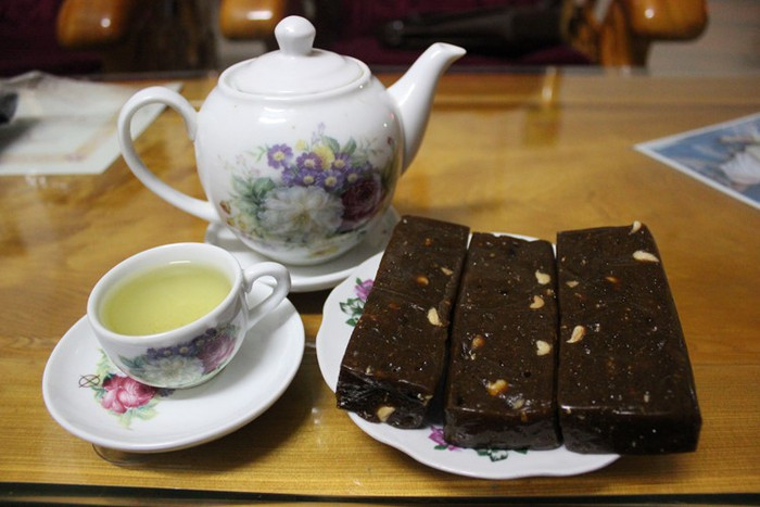 Bánh chè lam: Vùng đất Cao Bằng còn nổi tiếng với món bánh chè lam - loại bánh cổ truyền của người dân nơi đây. Bánh làm bằng bột nếp rang, lạc rang, gừng và mạch nha. Khi thưởng thức cảm nhận được độ dính của mật, độ mịn, vị dẻo dai của bột nếp, vị ngọt ngào của mật, một chút cay của gừng, một chút bùi bùi của lạc, tất cả đem đến cho chiếc bánh một hương vị thơm ngon, khó quên. Ảnh: Internet.