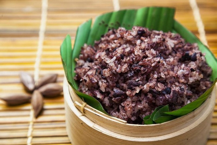 Xôi trám Cao Bằng: Mùa thu, vào các bản làng của đồng bào dân tộc ở Cao Bằng, du khách sẽ có dịp được thưởng thức món xôi trám (khẩu nua mác bây). Xôi trám làm đơn giản nhưng ăn rất tốt cho sức khỏe, thơm, bùi và béo ngậy. Nếu chưa có điều kiện làm xôi, khi hái về ngâm nước ấm, bóc lấy phần thịt rồi sấy sau đó đựng vào lọ để bảo quản. Ảnh: Phunungaynay.