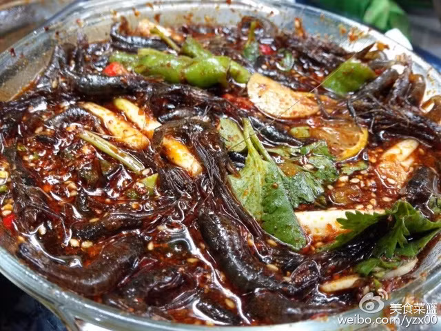 Tôm say rượu: Đối với những người lần đầu tiên thấy món ăn này đều tỏ ra tò mò và có phần cảm thấy tàn nhẫn khi những con tôm bị “hành hạ” như vậy. Ở Trung Quốc, món tôm say rượu được tìm thấy trong rất nhiều nhà hàng và bữa ăn hàng ngày của người dân.