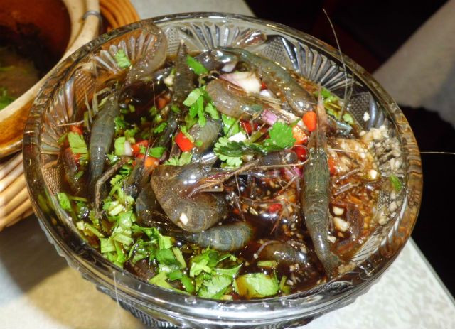 Món ăn này rất nổi tiếng ở Trung Quốc, những con tôm còn sống được trộn với rượu thuốc và các gia vị thảo dược khác nhau, khi toàn bộ thịt tôm được ngấm, con tôm sẽ ở trong trạng thái nửa tỉnh nửa say. Khi cho tôm vào miệng, người ăn sẽ cảm nhận được con tôm vẫn còn đang nhảy lách tách.