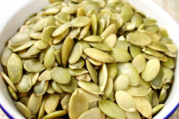 Các loại hạt như hạt bí ngô, hạt lanh, hạt hướng dương v.v… đều có chứa chất béo không bão hòa, có thể ức chế viêm. Đồng thời chúng cũng là nguồn cung cấp protein, chất cơ và vitamin cũng như khoáng chất rất tốt.