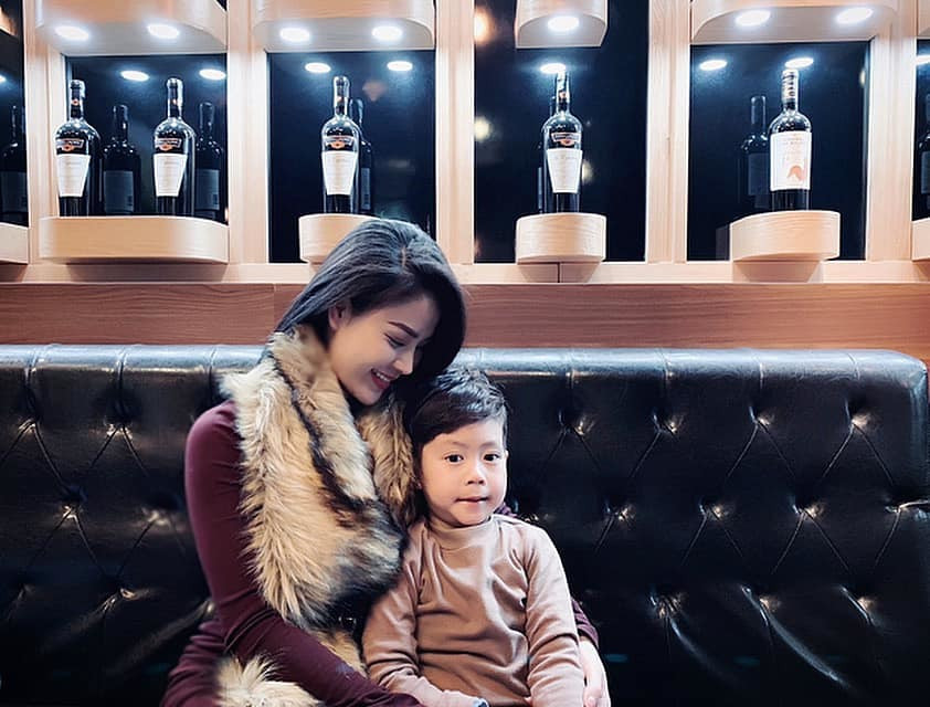 Ngoài đời của Thu Trang có tình tiết giống trong phim, đó là cô cũng là một bà mẹ đơn thân.