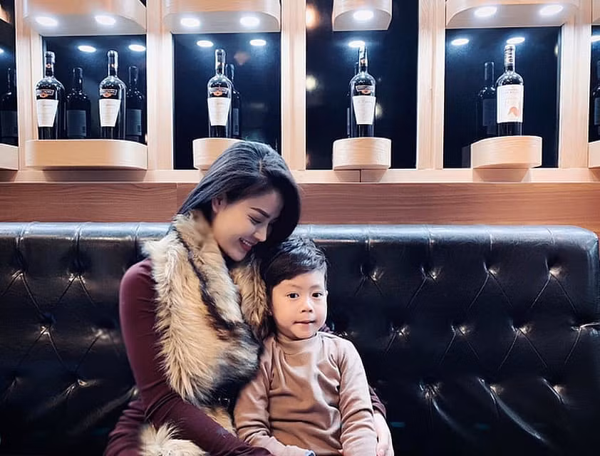 Ngoài đời của Thu Trang có tình tiết giống trong phim, đó là cô cũng là một bà mẹ đơn thân.