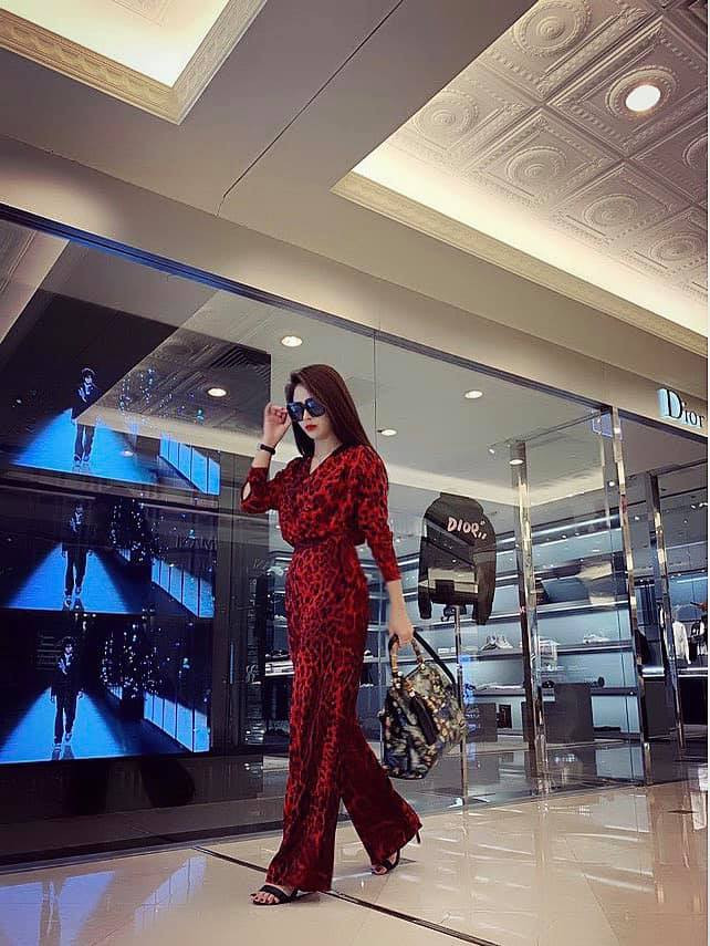 Bà mẹ một con trông đầy thần thái trong bộ jumpsuit đỏ.