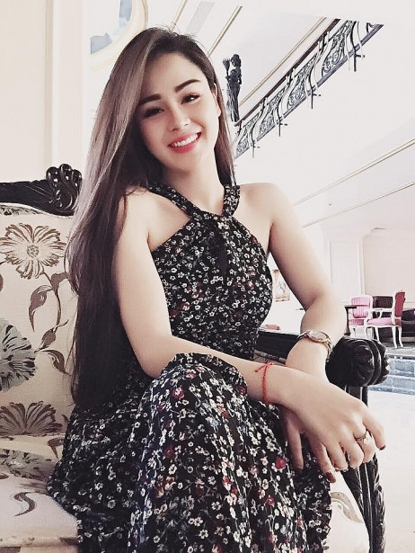 Chiếc váy hoa nhí cổ yếm giúp cô "Cúc" khoe bờ vai nõn nà.