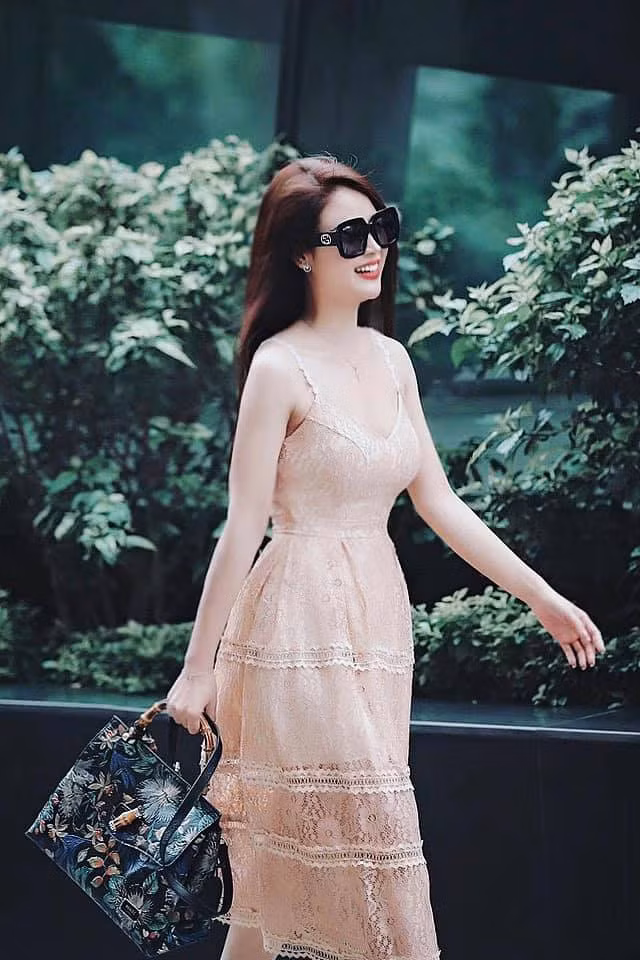 Thu Trang mặc váy ren hai dây hết sức gợi cảm.