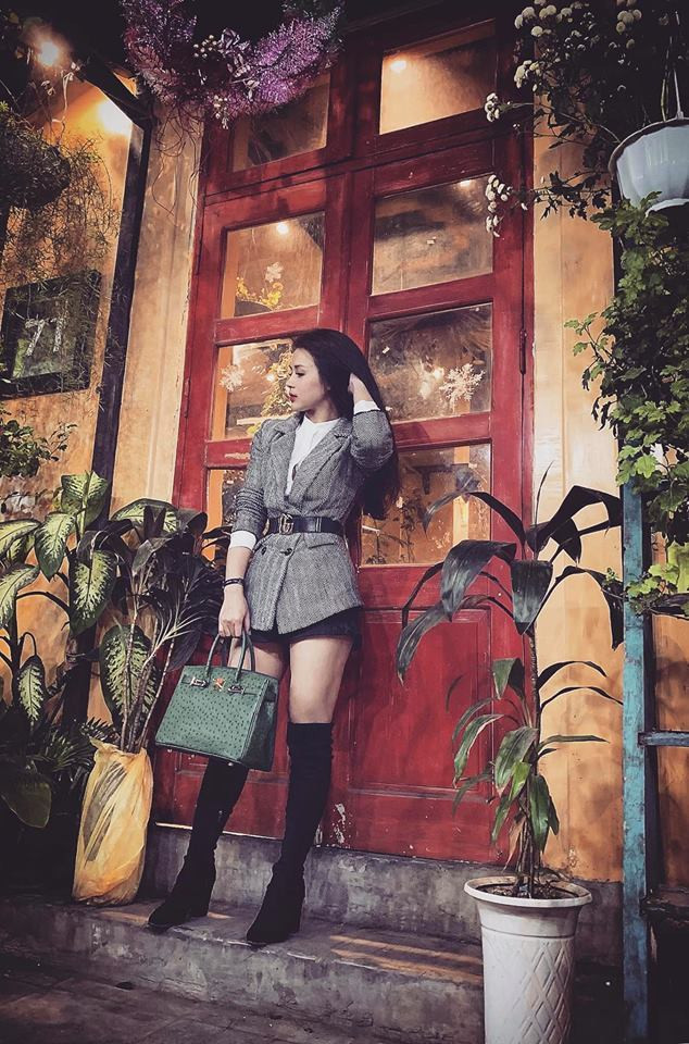 Cách phối đồ của Thu Trang toát lên nét sang chảnh và thanh lịch.