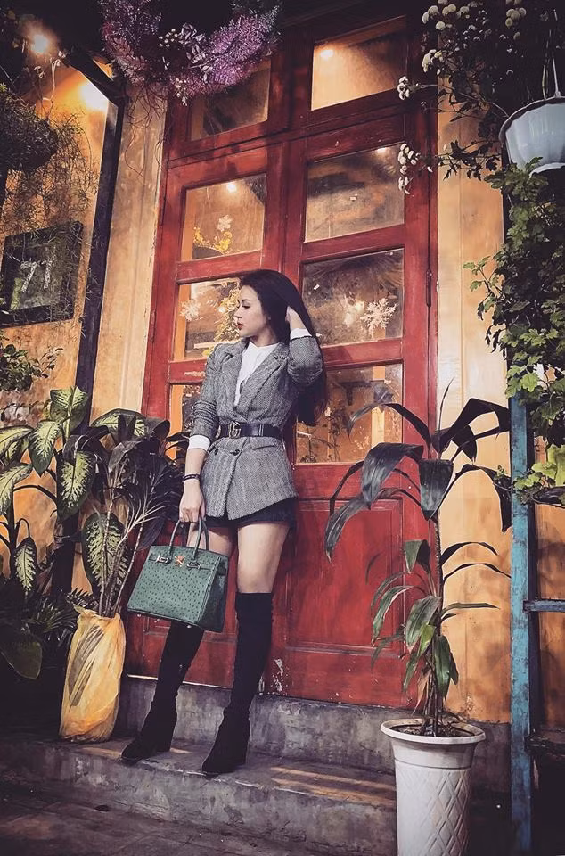 Cách phối đồ của Thu Trang toát lên nét sang chảnh và thanh lịch.