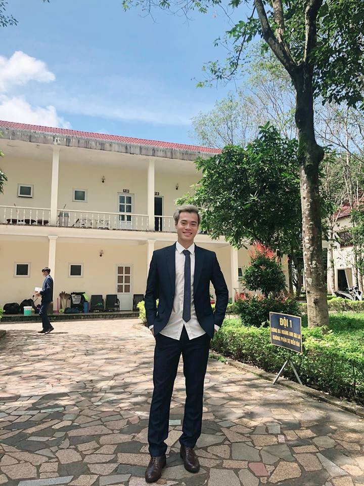 Văn Toàn cũng cực bảnh bao khi diện vest lịch lãm.