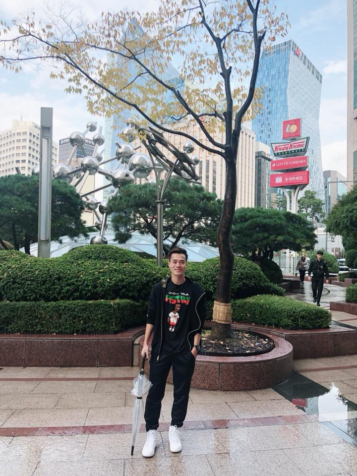 Khi không phải tập luyện thi đấu, chàng cầu thủ trẻ khoác lên mình những trang phục sành điệu đậm chất thể thao và đi du lịch.