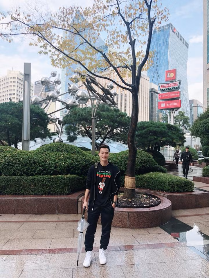 Khi không phải tập luyện thi đấu, chàng cầu thủ trẻ khoác lên mình những trang phục sành điệu đậm chất thể thao và đi du lịch.