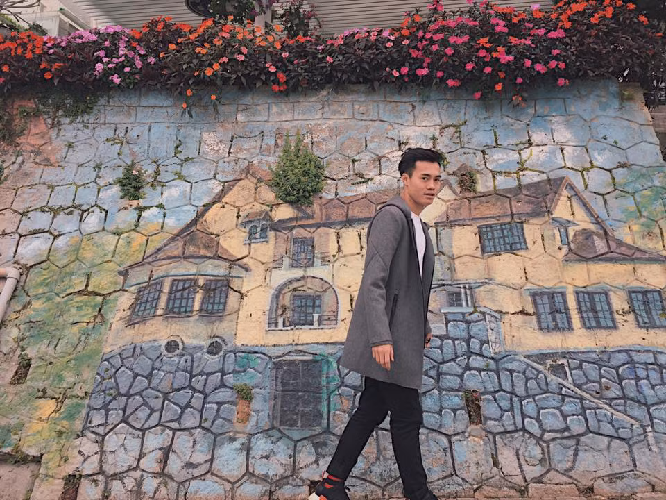 Không chỉ ăn mặc đậm chất Hàn Quốc, Văn Toàn còn có nhiều tấm ảnh diễn khá sâu như các sao.