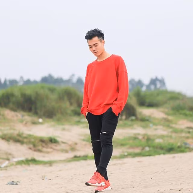 Tủ đồ của Văn Toàn có nhiều kiểu áo thun đa dạng về màu sắc và kiểu dáng.