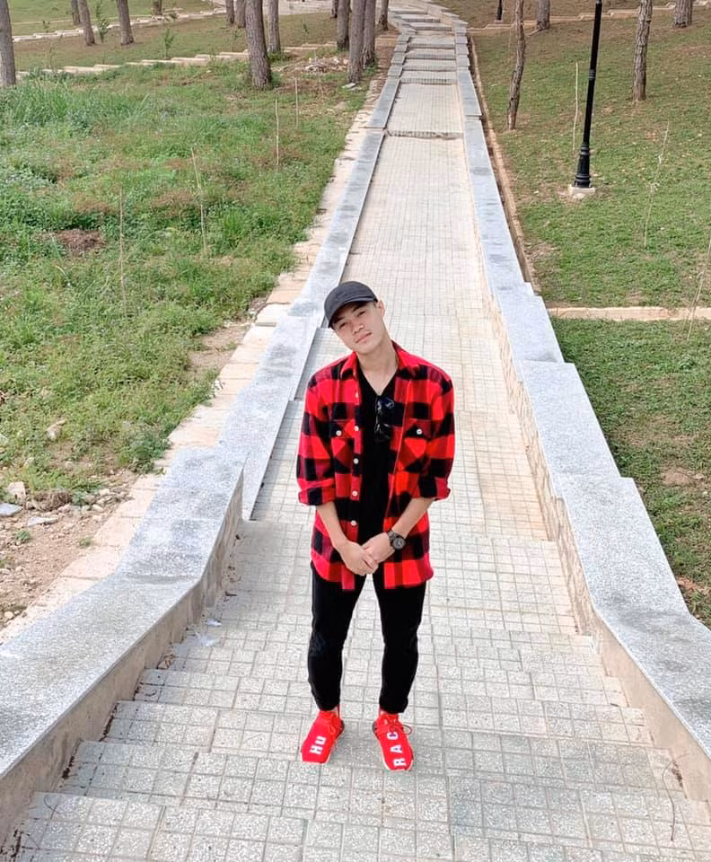 Anh thích dùng sơ mi kẻ ca rô làm áo khoác, tạo vẻ "bụi phủi".